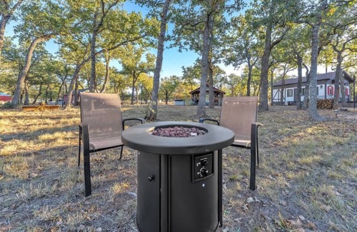Fredericksburg Cabina | Bohemian Cabin: Hot-tub, Serene Retreat, Pet-friendly, 10-mins to Downtown!
