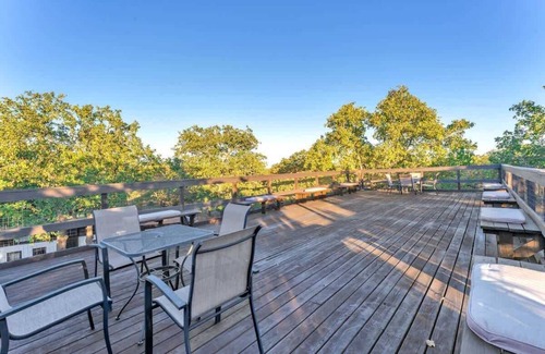 Fredericksburg Cabina | Bohemian Cabin: Hot-tub, Serene Retreat, Pet-friendly, 10-mins to Downtown!