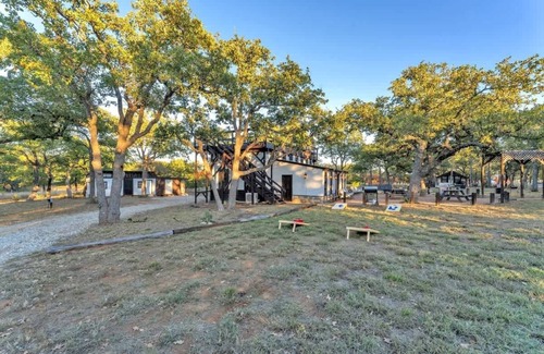 Fredericksburg Cabina | Bohemian Cabin: Hot-tub, Serene Retreat, Pet-friendly, 10-mins to Downtown!