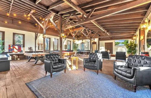 Fredericksburg Casa | Bohemian Cabin: Hot-tub, Serene Retreat, Pet-Friendly, 10-Mins to Downtown!