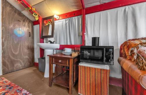 Fredericksburg Casa | Bohemian Cabin: Hot-tub, Serene Retreat, Pet-Friendly, 10-Mins to Downtown!