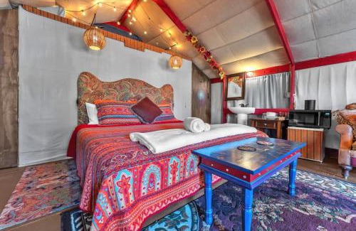 Fredericksburg Casa | Bohemian Cabin: Hot-tub, Serene Retreat, Pet-Friendly, 10-Mins to Downtown!