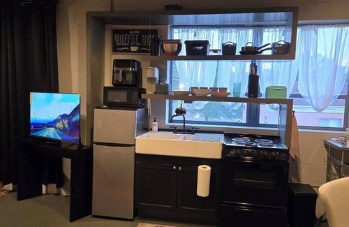 Greater Belhaven Apartamento | Bohemian Industrial Studio Apartment Near Hospitals and Colleges
