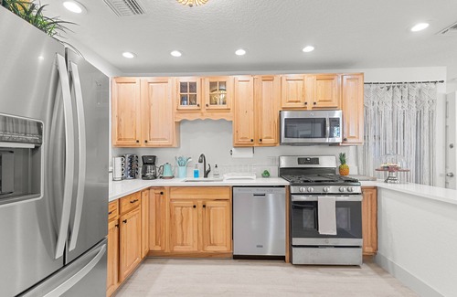 Old Northwood Historic District Casa | Bohemian Retreat-Heated Pool, Jacuzzi & Pool Table