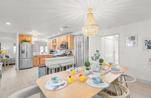 Old Northwood Historic District Casa | Bohemian Retreat-Heated Pool, Jacuzzi & Pool Table
