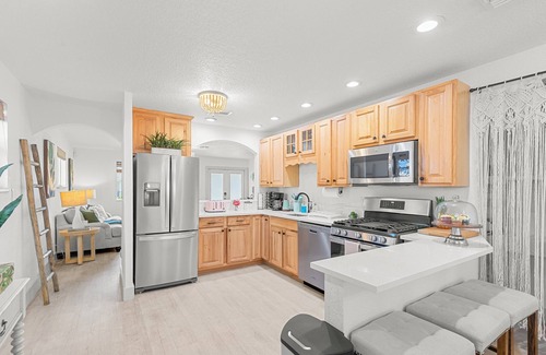 Old Northwood Historic District Casa | Bohemian Retreat-Heated Pool, Jacuzzi & Pool Table