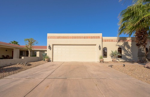 Bullhead City Casa | Bohemian Retreat: Private Pool/Private Boat Launch