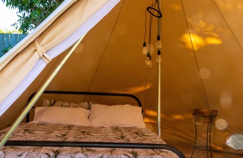 Brisbane Waterfront Complejo | Bohemian Vintage King Bed Caravan w Hydrotherapy Spa & 5m Bell Tent w Queen Bed