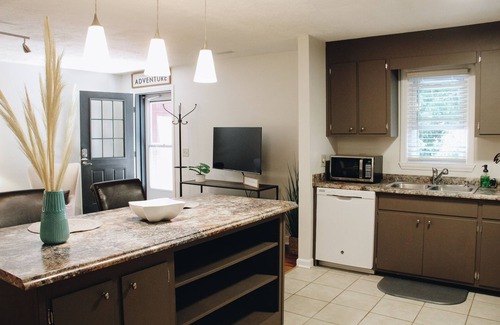 Floyd Apartamento | Boho 2 bedroom in downtown Floyd, VA-Golden Maple
