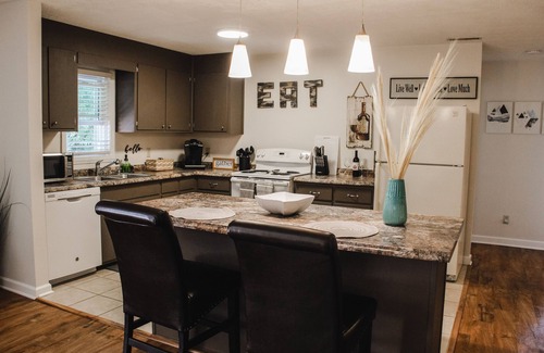 Floyd Apartamento | Boho 2 bedroom in downtown Floyd, VA-Golden Maple