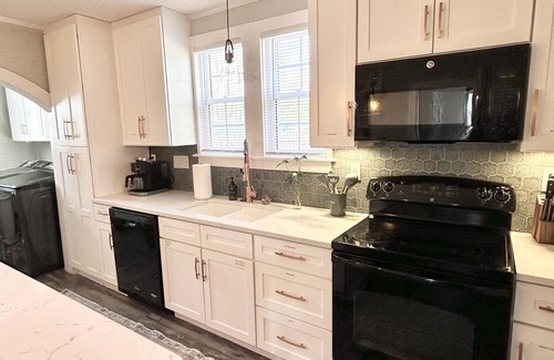Fort Mill Casa | Boho Bungalow - 4 King Beds - Heart of Fort Mill