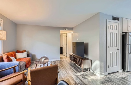 Five Points Condominio | Boho-Chic Condo in Five Points Denver with Wifi, AC & Parking!