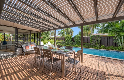 Middle River Terrace Casa | Boho Chic / Heated Pool / Walk To Beach / Escapism at its finest / Coconut Key / H0MES