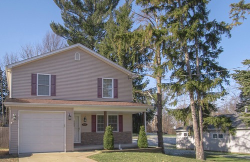 Erie Casa | Boho Chic Home- 3BR, spacious, center of Erie!