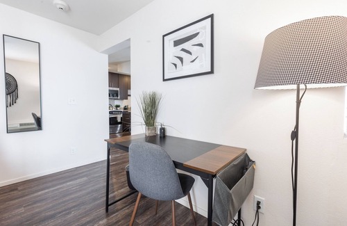 Overland Park Apartamento | Boho Chic in Overland Park Free Parking Fast Wifi Dedicated Workspace