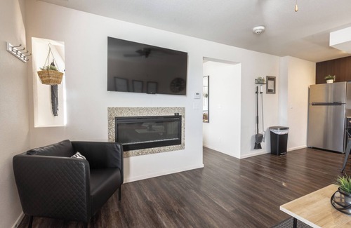 Overland Park Apartamento | Boho Chic in Overland Park Free Parking Fast Wifi Dedicated Workspace