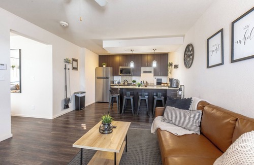Overland Park Apartamento | Boho Chic in Overland Park Free Parking Fast Wifi Dedicated Workspace