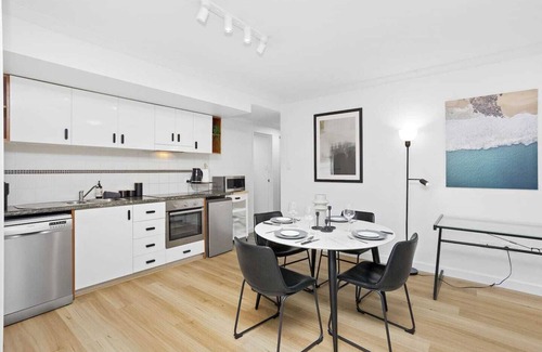 Perth Central Business District Apartamento | Modern boho-chic 2BR city apartment, stylish, cozy, with full amenities