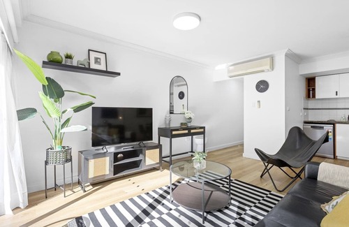 Perth Central Business District Apartamento | Modern boho-chic 2BR city apartment, stylish, cozy, with full amenities