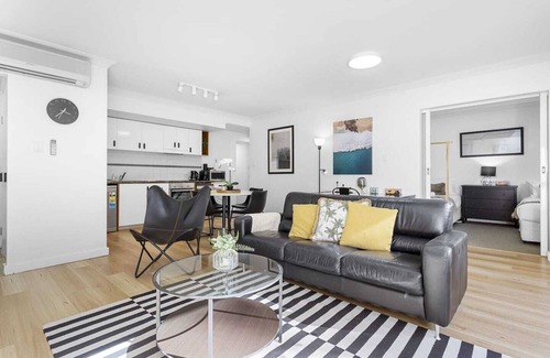 Perth Central Business District Apartamento | Modern boho-chic 2BR city apartment, stylish, cozy, with full amenities