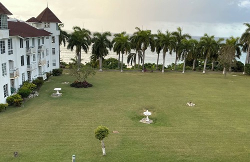 St.Bran's Burg Apartamento | Boho-Chic Loft with Sea Views in Montego Bay