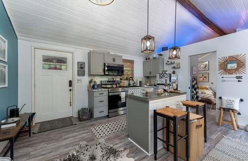Spruce Pine Cabina | “Little Blue Cabin Cozy Boho Hideaway Jacuzzi, Fire Pit & Close to BRP”