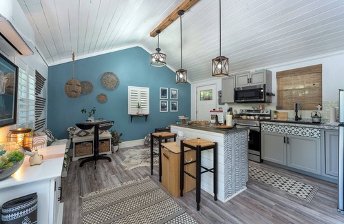 Spruce Pine Cabina | “Little Blue Cabin Cozy Boho Hideaway Jacuzzi, Fire Pit & Close to BRP”