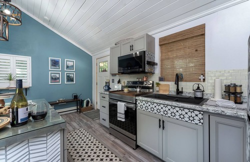 Spruce Pine Cabina | “Little Blue Cabin Cozy Boho Hideaway Jacuzzi, Fire Pit & Close to BRP”