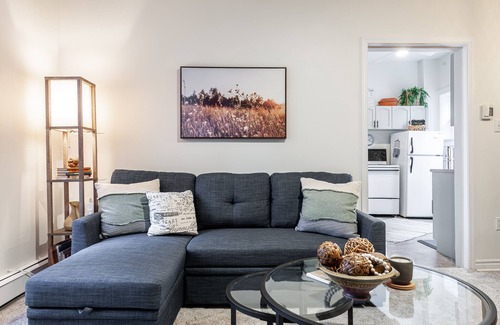 Stratford Apartamento | Boho Chic Suite: WiFi, Free onsite parking, board games, short walk to dwntown!