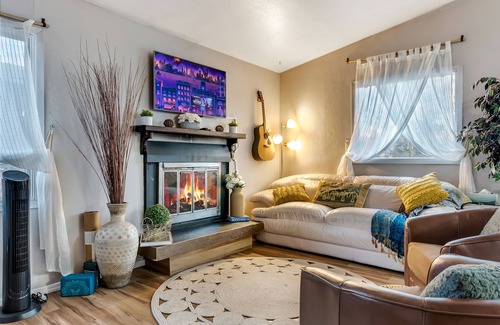 Northeast Anchorage Condominio | Fresh 2 br Condo with Chugach Mtn Views 🏔
