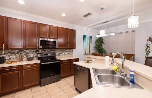 Westminister Casa | Boho Gator Lux 2 Ft. Myers