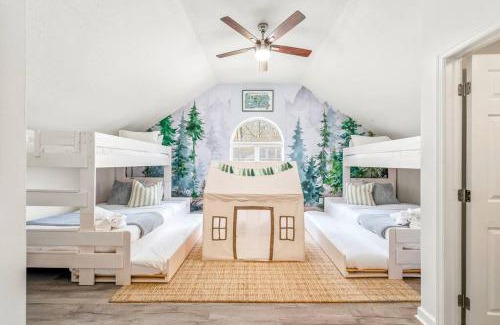 Pocono Lake Casa | Boho Haven Hideaway - Walk to Pool,Theater,Arcades, Firepit, Lake Access
