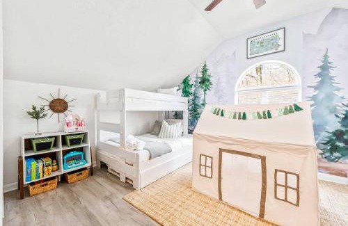 Pocono Lake Casa | Boho Haven Hideaway - Walk to Pool,Theater,Arcades, Firepit, Lake Access