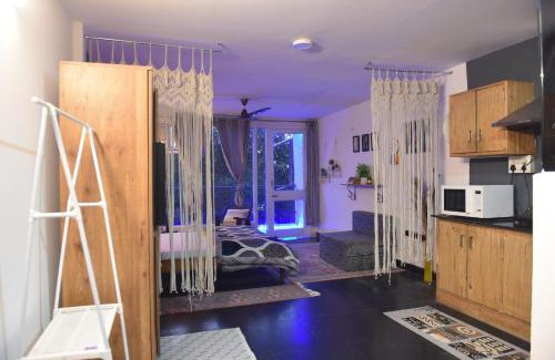 Hauz Khas Village Apartamento | BOHO House, Hosted by Gypsy Cafe