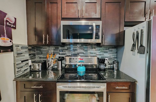 West Poplar Apartamento | Boho Luxe/3 King Beds/Pool Table/85" TV