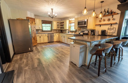 Dahlonega Casa | Boho Mountain Escape - Mountain Views/River Front/Hot Tub!