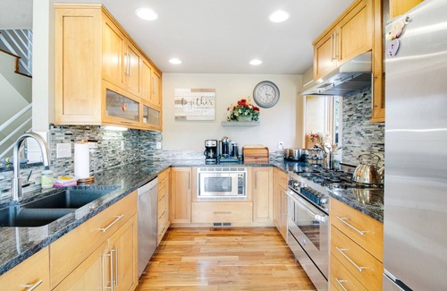 East End Casa | Boise Gem w/ fast WiFi, stunning views, hot tub, hiking nearby, & large deck