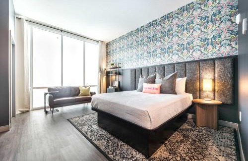 Macon Apartamento | Bold and Bright Stay with Cher & Etta James Flair