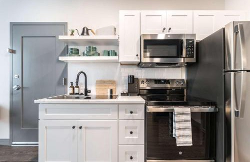 Macon Apartamento | Bold and Bright Stay with Cher & Etta James Flair