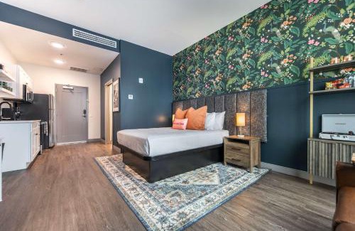 Macon Apartamento | Bold and Bright Stay with Cher & Etta James Flair