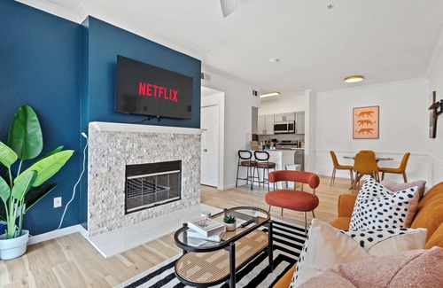 Dallas Condominio | Bold & Bright Uptown Pad - Pool Dining Vibes