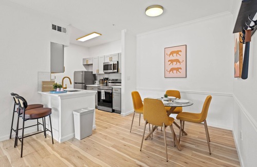 Dallas Condominio | Bold & Bright Uptown Pad - Pool Dining Vibes