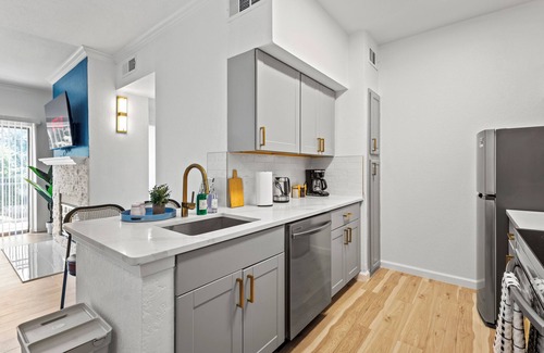 Dallas Condominio | Bold & Bright Uptown Pad - Pool Dining Vibes