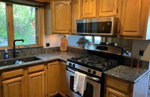 Bolton Landing Casa | BOLTON/NORTHWEST BAY LAKEFRONT HOME WITH PRIVATE BEACH