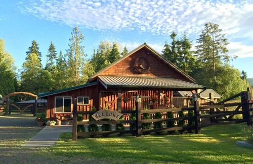 Sequim Cabina | Bond Ranch Retreat, Family Cabins under the stars, enchanting Olympic Peninsula.
