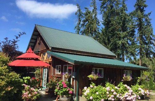 Sequim Cabina | Bond Ranch Retreat, Family Cabins under the stars, enchanting Olympic Peninsula.