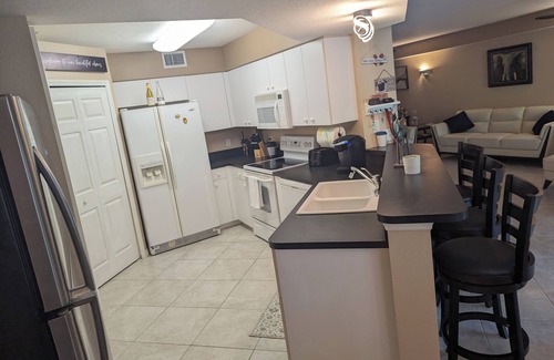 Bonita Springs Condominio | Bonita Beach, Gated, Pools. Hot tubs. tennis court, Gym. Beaches minutes away