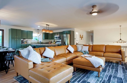 Logan Casa | Bonita Blu at Hocking Hills Retreat! Pickleball, Basketball, Arcade, & Putt Putt