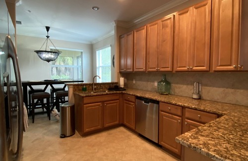 Bonita Springs Condominio | Bonita Springs, newly available and furnished residence in a gated community