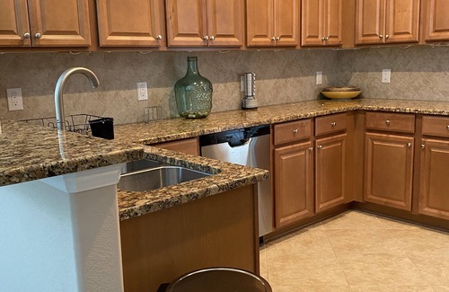Bonita Springs Condominio | Bonita Springs, newly available and furnished residence in a gated community
